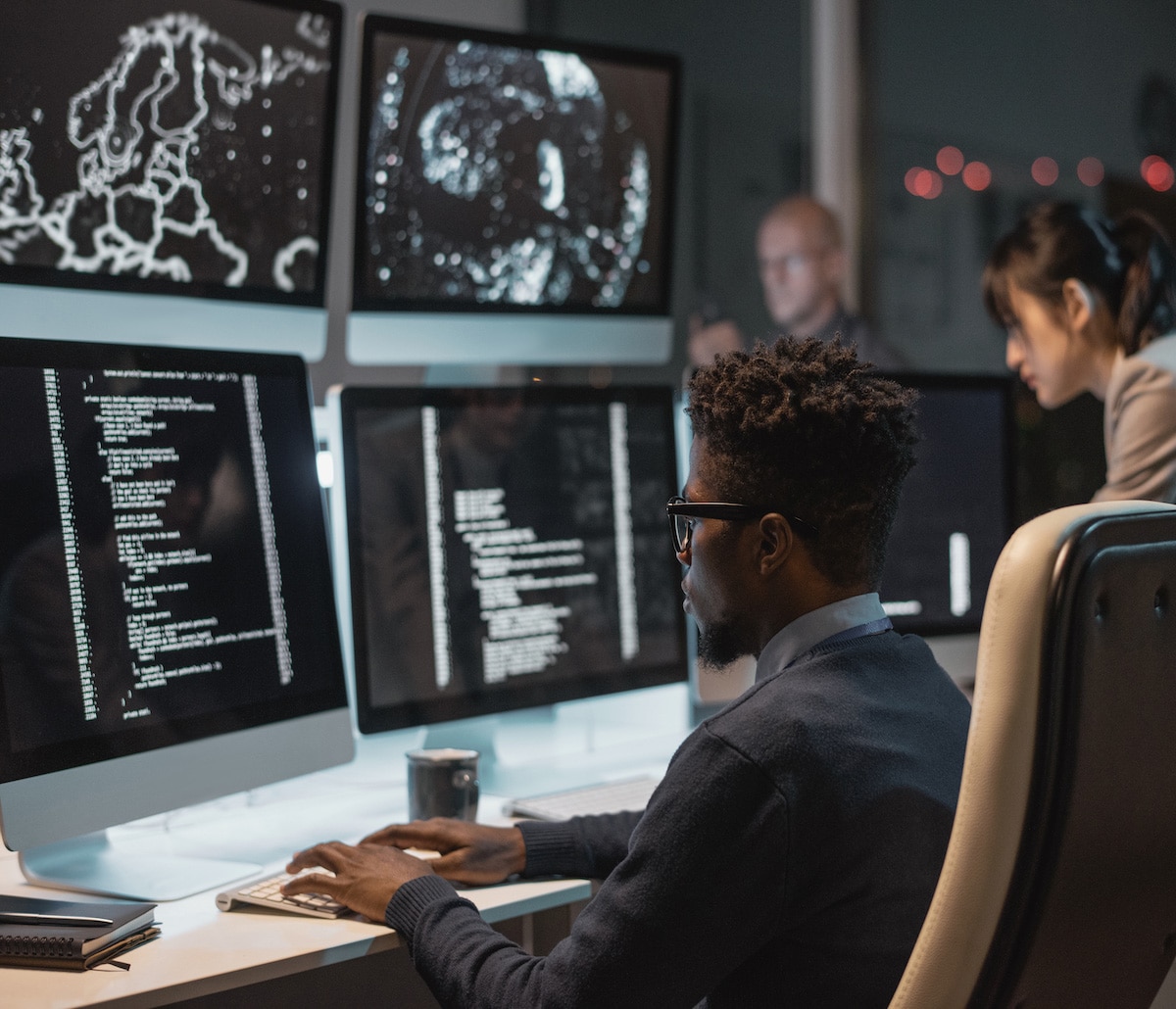 跨國組織透過對網路安全性計畫進行壓力測試來強化防禦。