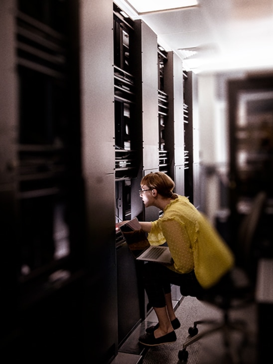 看著手機的男性