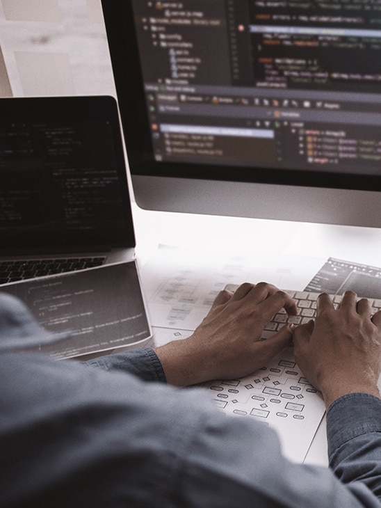 正在使用筆記型電腦的男性