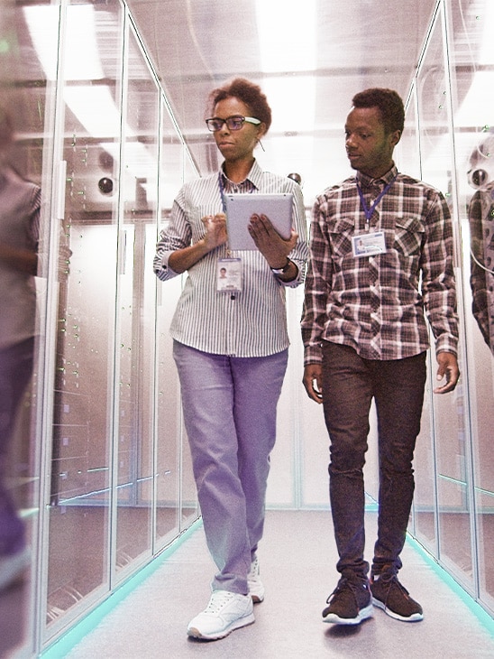 看著手機的男性