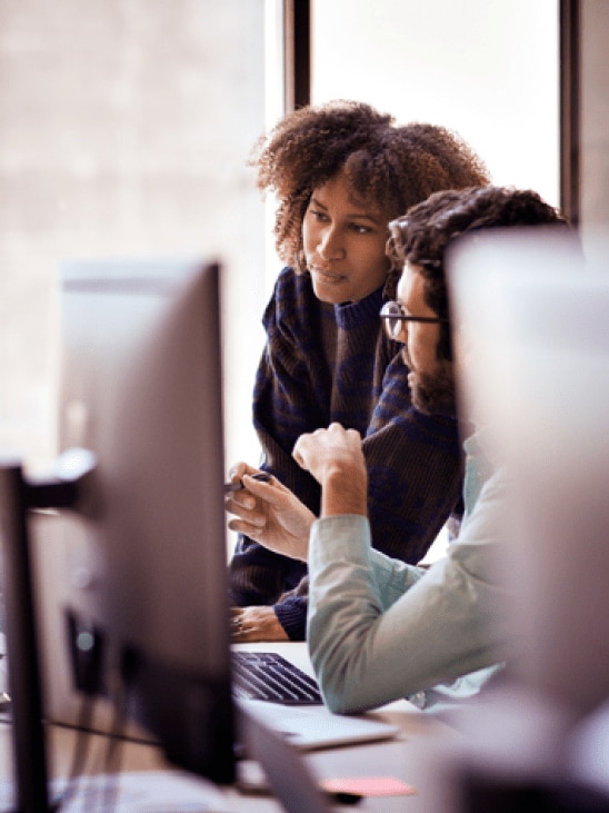 看著手機的男性