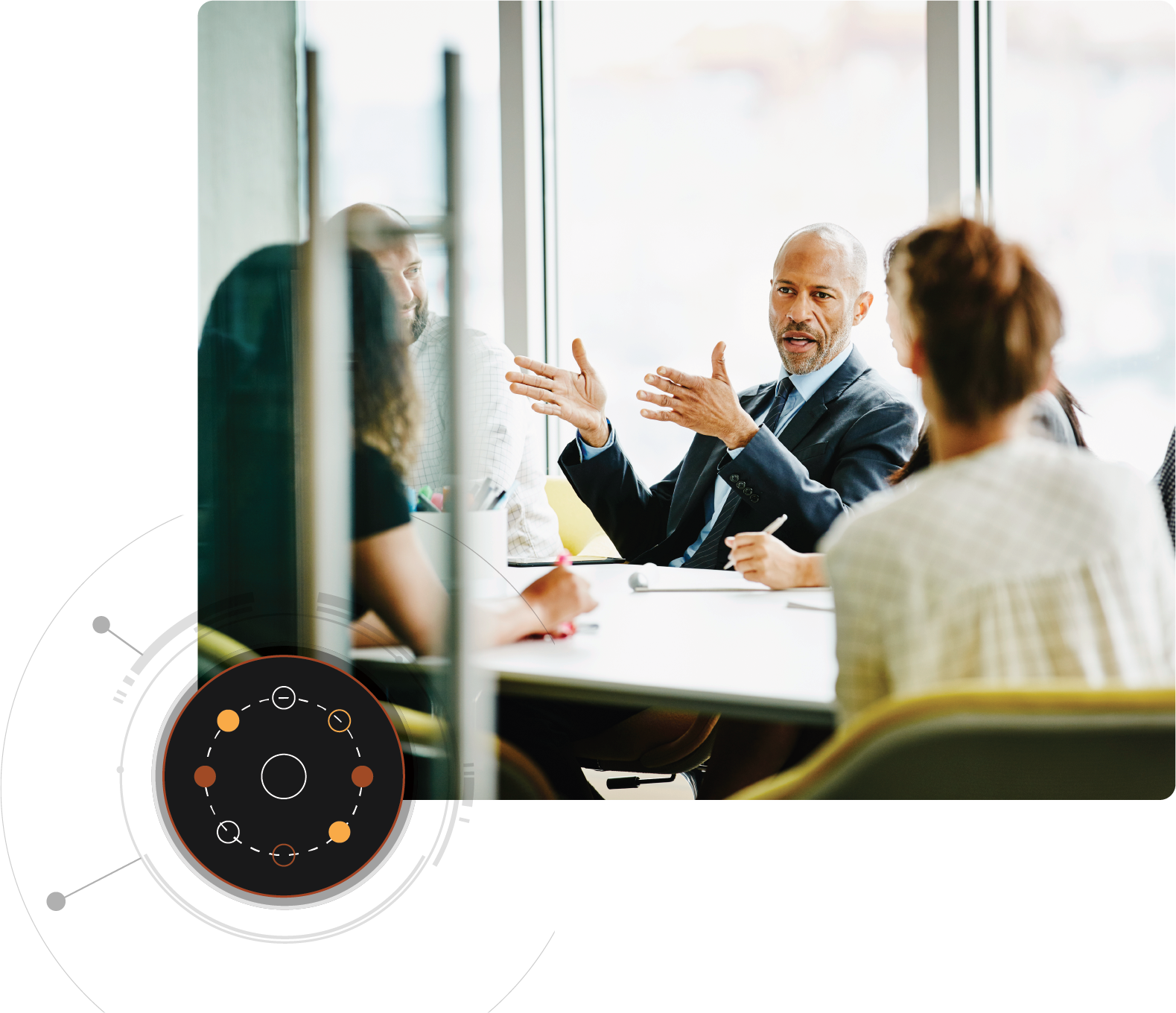 一名男子正在與坐在會議桌旁的幾個人交談,左下角有圓形圖形覆蓋。